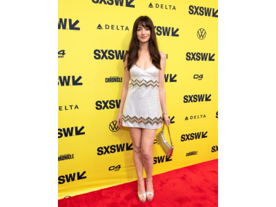 Ан Хатауей превъплъти мини роклята си в стила на Coachella, за да популяризира "Идеята за теб" на SXSW