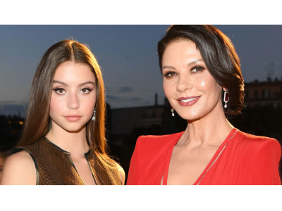 Катрин Зита-Джоунс даде назаем на дъщеря си Карис емблематична рокля от 90-те за 21-ия ѝ рожден ден