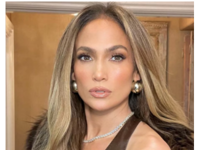 ДЖЕНИФЪР ЛОПЕС ПОКАЗВА НЕВЕРОЯТНАТА СИ ФИГУРА В ЗЕЛЕНА РОКЛЯ ОТ ПАЙЕТИ И ЗЛАТНИ БИЖУТА