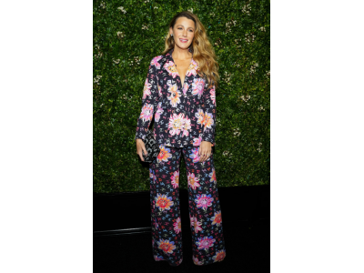 Блейк Лайвли в пижамен костюм на Chanel е кралицата на комфорта