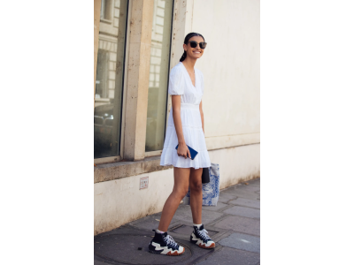 Маратонки и рокли Converse в 5 нови ретро тоалета през лятото на 2024 г.