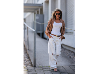 Бели дънки и плоски сандали - лесното съчетание в 6 перфектни идеи за облекло за лятото 2024