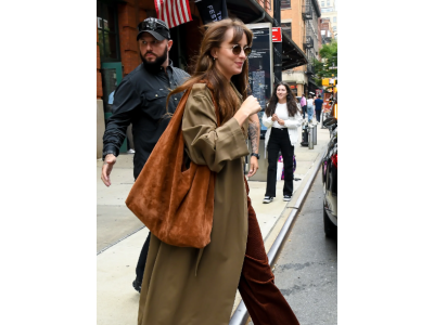 Дакота Джонсън е намерила идеалния чифт маратонки adidas, с които да съживи есенния си тоалет