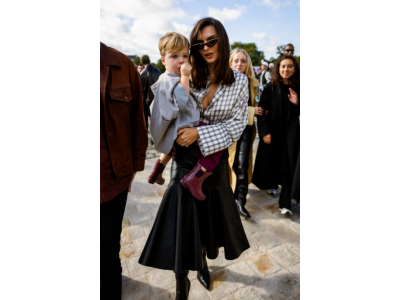 В Париж Емили Ратайковски носи най-привлекателната тенденция при полата на есента