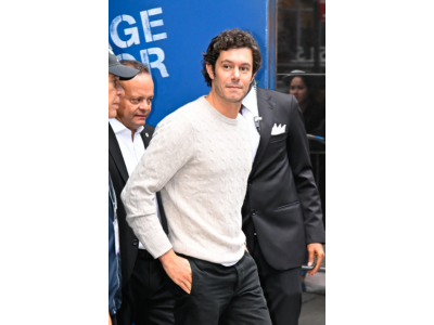 Белият мъжки пуловер с плетка е зимната класика, която имитира стила на рибаря, идеален за Коледа.