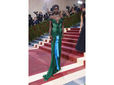 От Риана до Дженифър Лорънс: защо всички знаменитости носят винтидж дрехи Christian Lacroix?