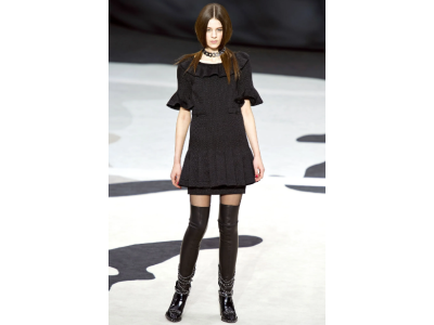 Минипола и ботуши над коляното – вечна класика в съблазнителния стил, която Chanel преобразява с елегантност.