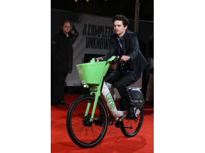 Изненада! Тимъти Шаламе пристига с велосипед Lime на лондонската премиера на „Перфектният непознат