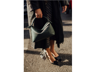 Обемната чанта Puzzle на Loewe е придобила статут на чанта с оригами дизайн.