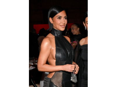 Ким Кардашиян зашеметява с визия, която е повече кожа и мрежа, отколкото истинска рокля