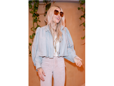 Розовите дънки в нежни пастелни тонове – най-меката бохо тенденция за пролет-лято 2025