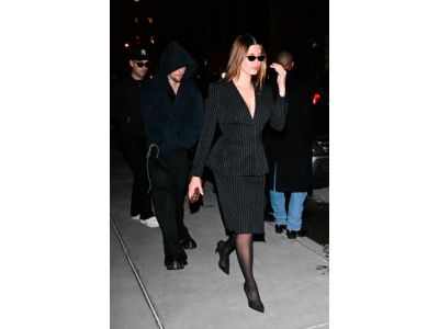 Сакото „талия на оса“ с ретро привкус е най-женствената тенденция за 2025 г., която звездите носят.