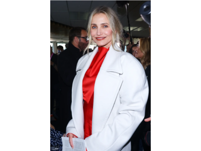 Камерън Диас с екстремни обувки и сатенена рокля: огнената визия на Стела Маккартни за Седмицата на модата в Париж 2025 г.