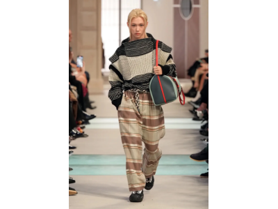 Феликс Лий от Stray Kids впечатли на модното шоу на Никола Гескиер за Louis Vuitton.