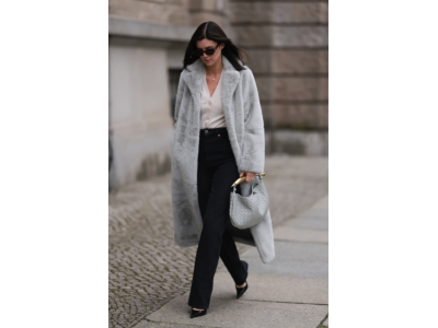 Огърлицата с точка е минималистично бижу, което никога не бива да липсва като символ на елегантност.