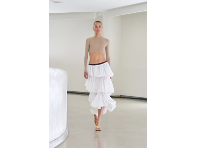 Дългите поли, смятани за отминала тенденция, триумфално се завръщат това лято.