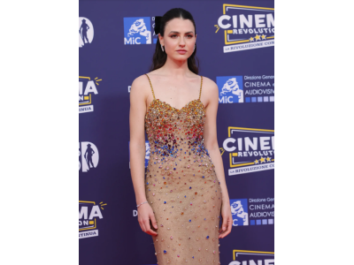 Романа Маджора Вергано сияе на „Давид ди Донатело“ 2025 с ефектна прозрачна рокля, обсипана с цветни кристали от Giorgio Armani Privé.