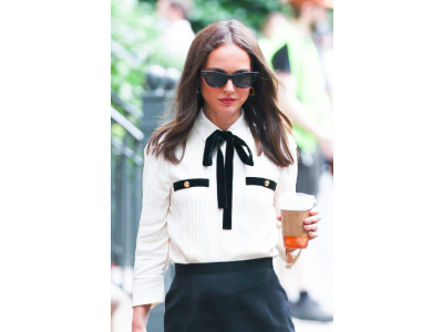 С кафе в ръка и тъмни очила Натали Портман е истинска шефка по улиците на Ню Йорк.