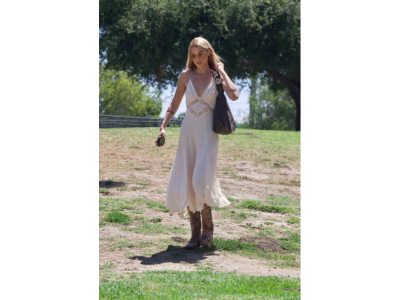 Лятната визия на Бела Хадид: роклята на Mango, която привлича всички погледи