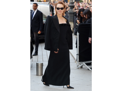 Памела Андерсън си подари истински моден маратон по време на Седмицата на модата в Париж.