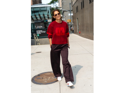 В Ню Йорк Кейти Холмс връща на мода емблематичните маратонки от 70-те години.