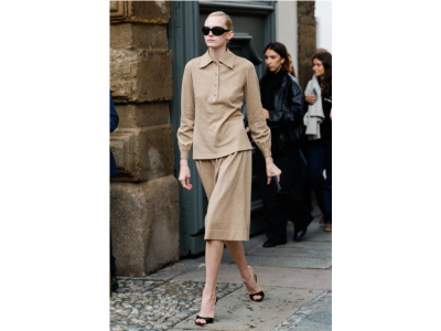 4 неостаряващи стайлинга, вдъхновени от моделите, които показват как да носим полото с вкус и увереност.