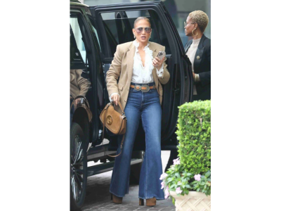 Дженифър Лопес с чанта Gucci Blondie и разкроени дънки: винтидж бохо визията е трендът на есента 2025.
