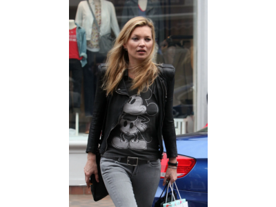 Забравете бялата тениска – новата тенденция е любимият избор на модните икони.