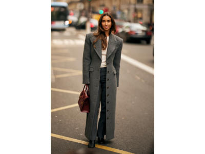 Екстрадългото палто, което (почти) стига до земята, е съвременната тенденция за зимата на 2025 година.