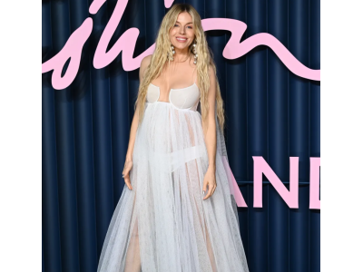 Сиена Милър залага на прозрачна бохо визия на AI Fashion Awards 2025