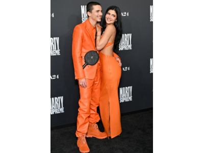 Кайли Дженър и Тимъти Шаламе съчетават визиите си за промоцията на „Marty Supreme“.