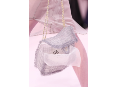 Този емблематичен модел на Chanel е интерпретиран в изискана версия, вдъхновена от висшата мода.