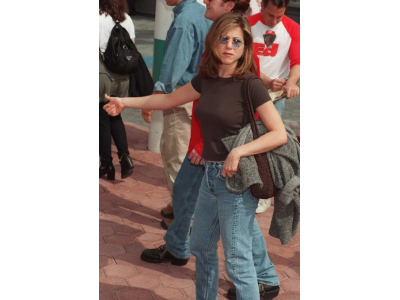 Как да постигнем визия с дънки, вдъхновена от модните икони на 90-те – от Каролин Бесет-Кенеди до Синди Крофорд?