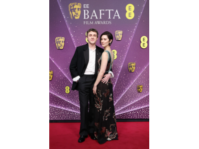 Пол Мескал и Грейси Ейбрамс направиха връзката си публична, появявайки се заедно на червения килим на наградите БАФТА 2026.