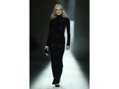 Kate Moss закри ревюто на Gucci, облечена в провокативна рокля тип стринг.