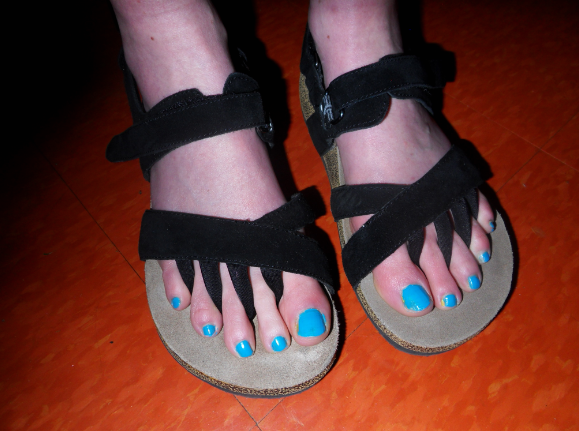 Дамски черни сандали с разделител между пръстите от ShopStyle.bg