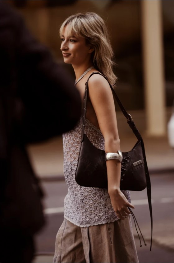 Аксесоари и стилове в уличен стил на Fashion Week NY 6