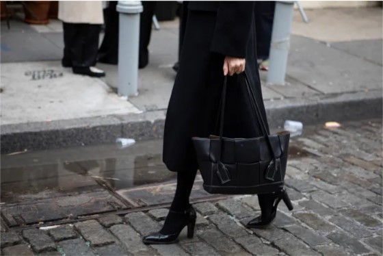 Аксесоари и стилове в уличен стил на Fashion Week NY 8