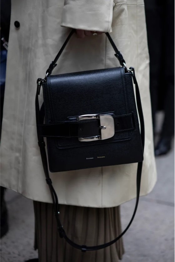 Аксесоари и стилове в уличен стил на Fashion Week NY 15