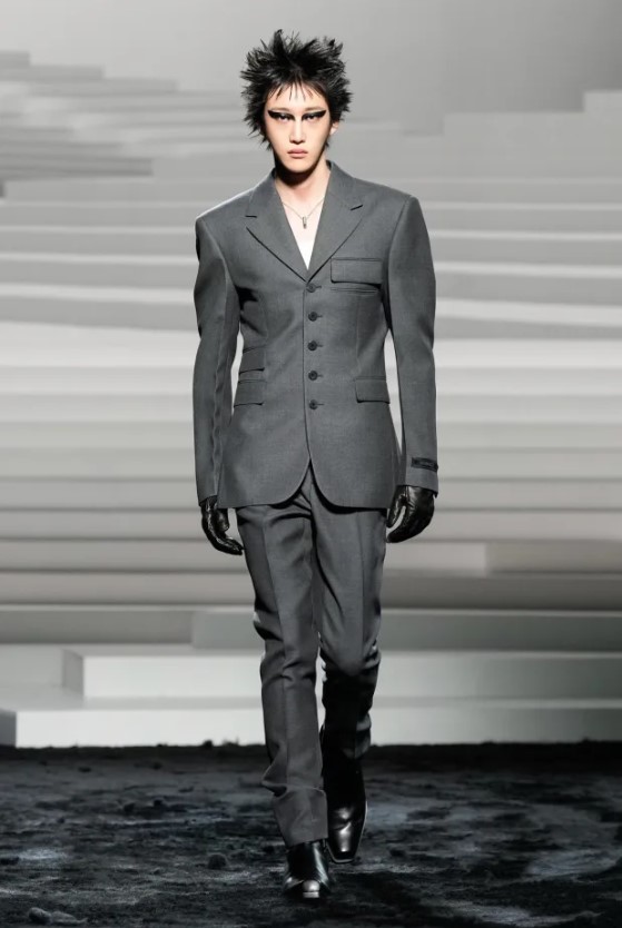 Versace Fall-Winter 2024 - оутфит с пънк привкус